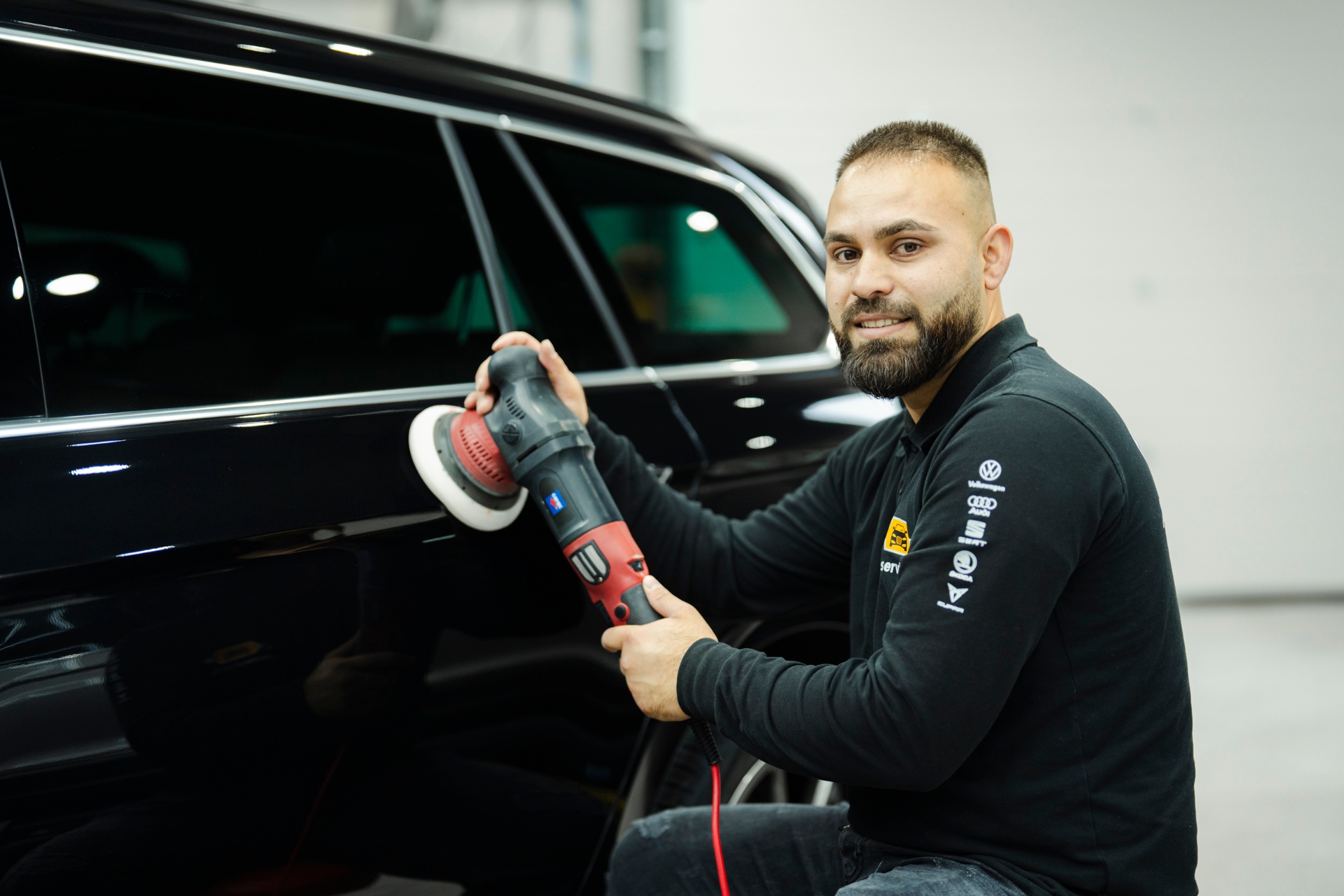 Professionele detailer poetst voertuig